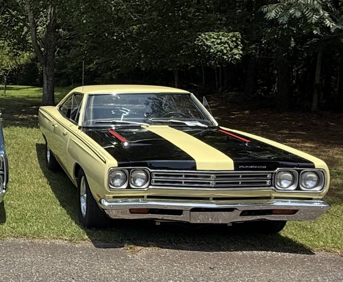 Plymouth-road-runner-1969-yellow