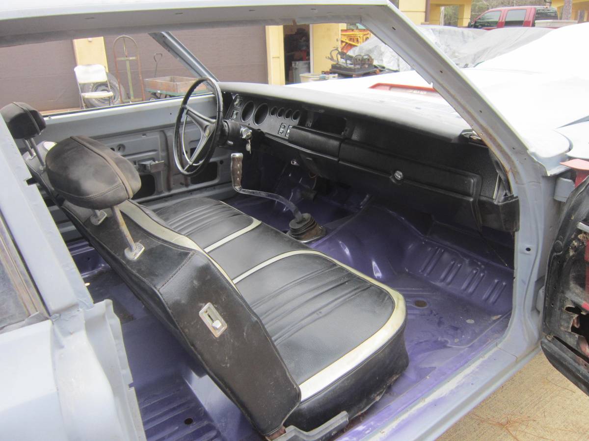 Plymouth-road-runner-1970-purple-13