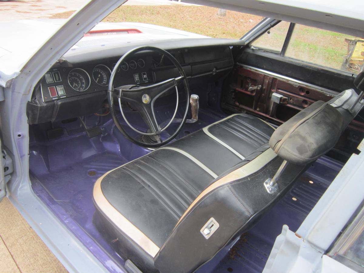 Plymouth-road-runner-1970-purple-14