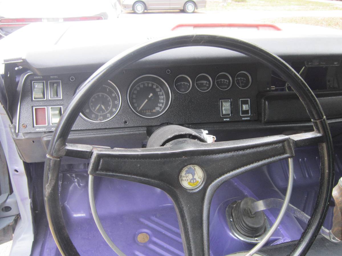 Plymouth-road-runner-1970-purple-15