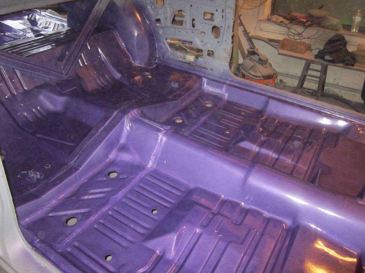 Plymouth-road-runner-1970-purple-7