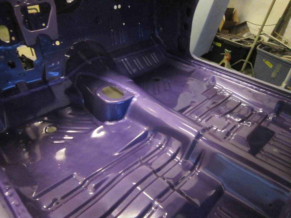Plymouth-road-runner-1970-purple-8