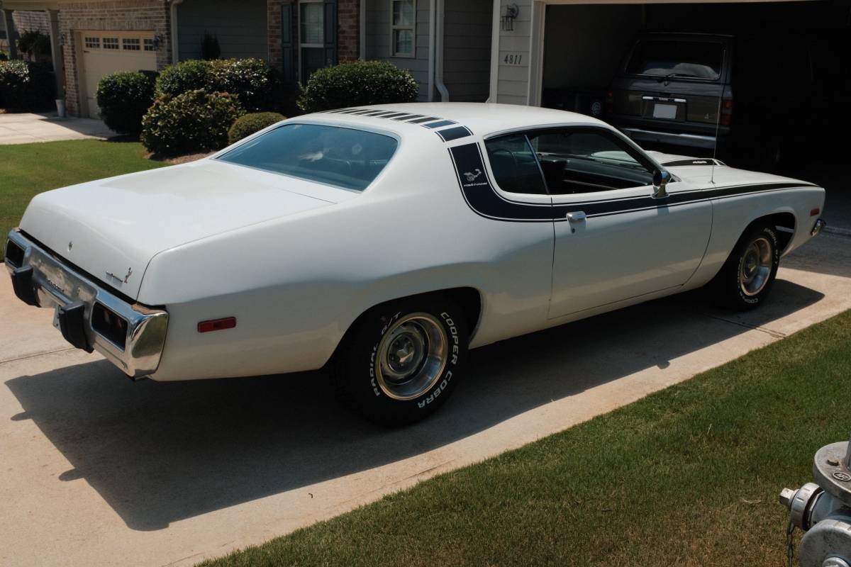 Plymouth-road-runner-1973-white-21