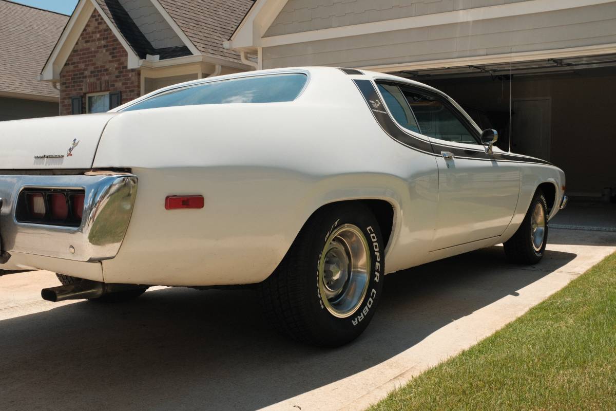Plymouth-road-runner-1973-white-3