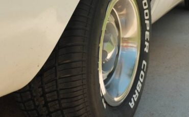 Plymouth-road-runner-1973-white-4