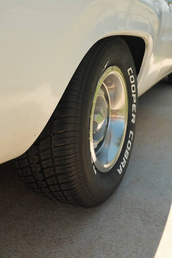 Plymouth-road-runner-1973-white-4