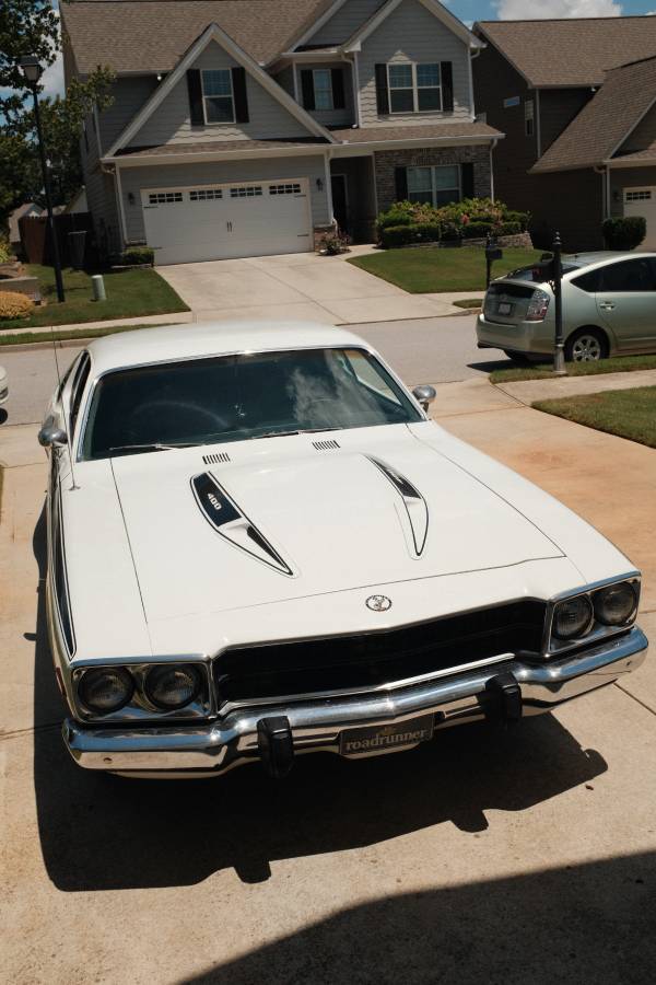 Plymouth-road-runner-1973-white-5