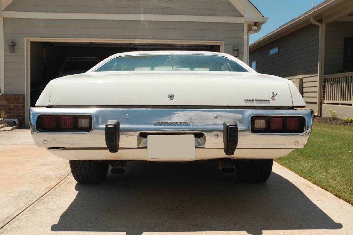 Plymouth-road-runner-1973-white-6