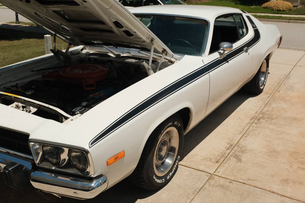 Plymouth-road-runner-1973-white-8