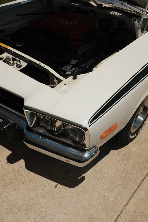 Plymouth-road-runner-1973-white