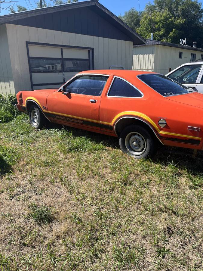 Plymouth-road-runner-1976-orange-1