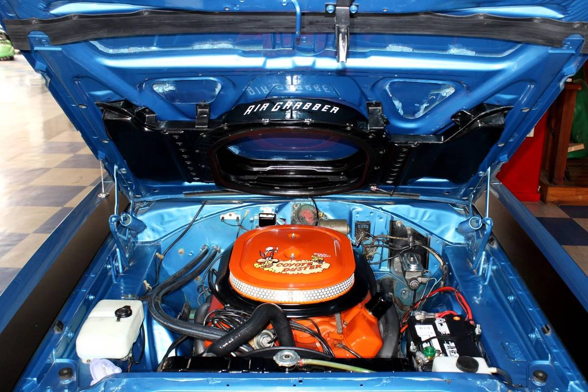 Plymouth-roadrunner-1969-23