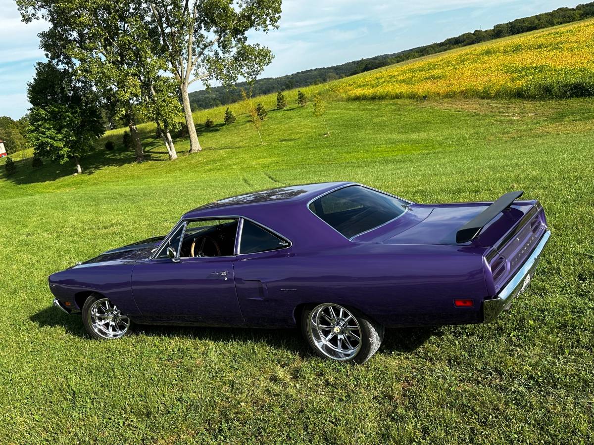 Plymouth-roadrunner-1970-purple-2