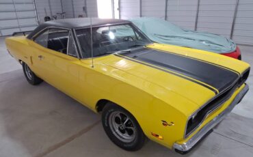 Plymouth-roadrunner-1970-yellow-2