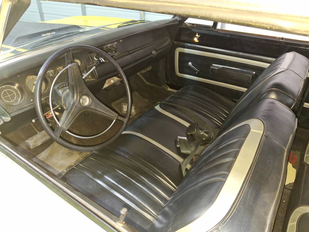 Plymouth-roadrunner-1970-yellow-4