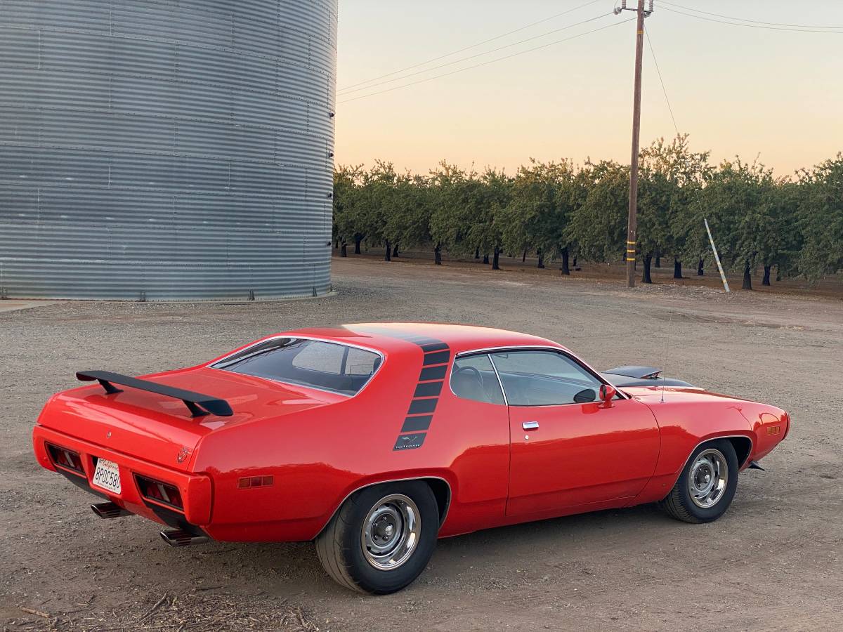 Plymouth-roadrunner-1971-orange-2