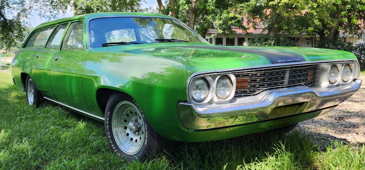 Plymouth-satellite-wagon-1972-green-1