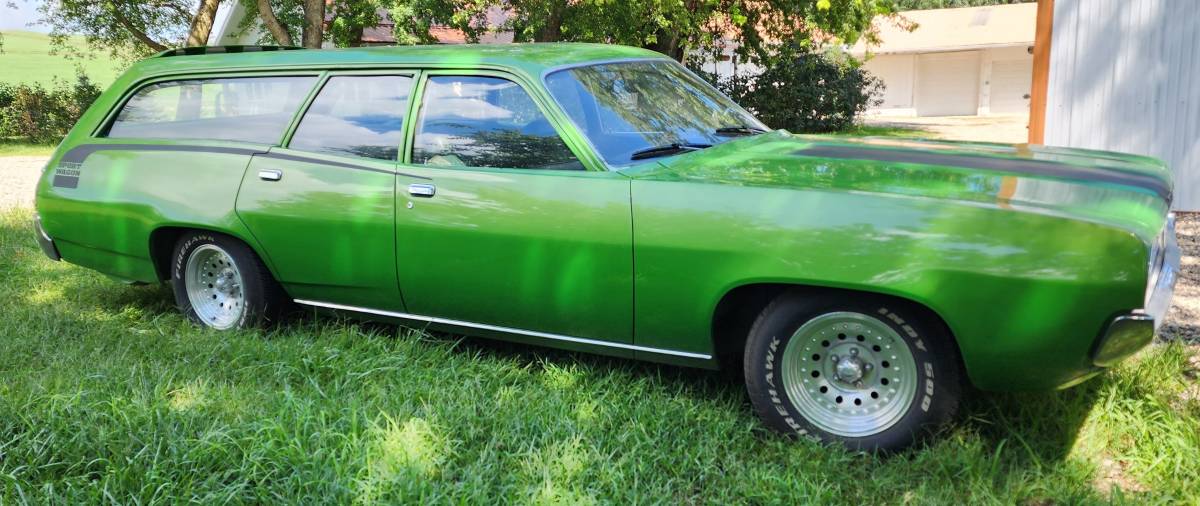 Plymouth-satellite-wagon-1972-green-2