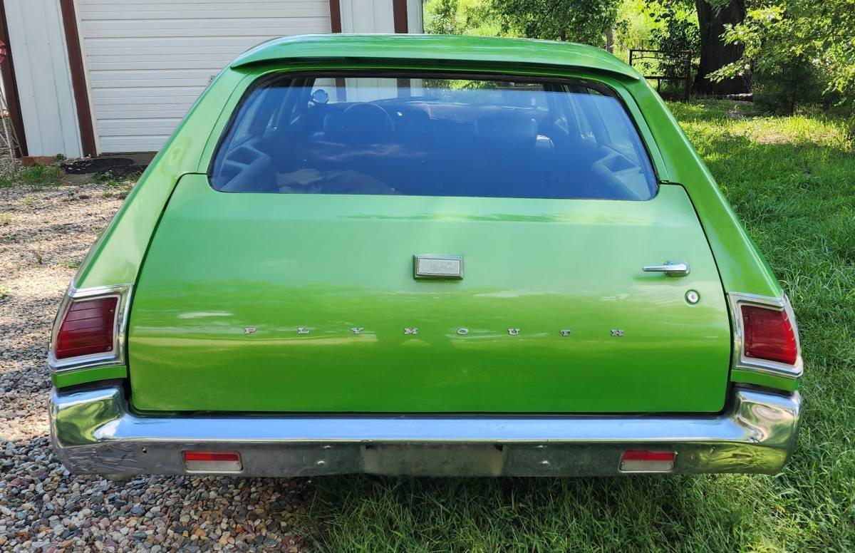 Plymouth-satellite-wagon-1972-green-4