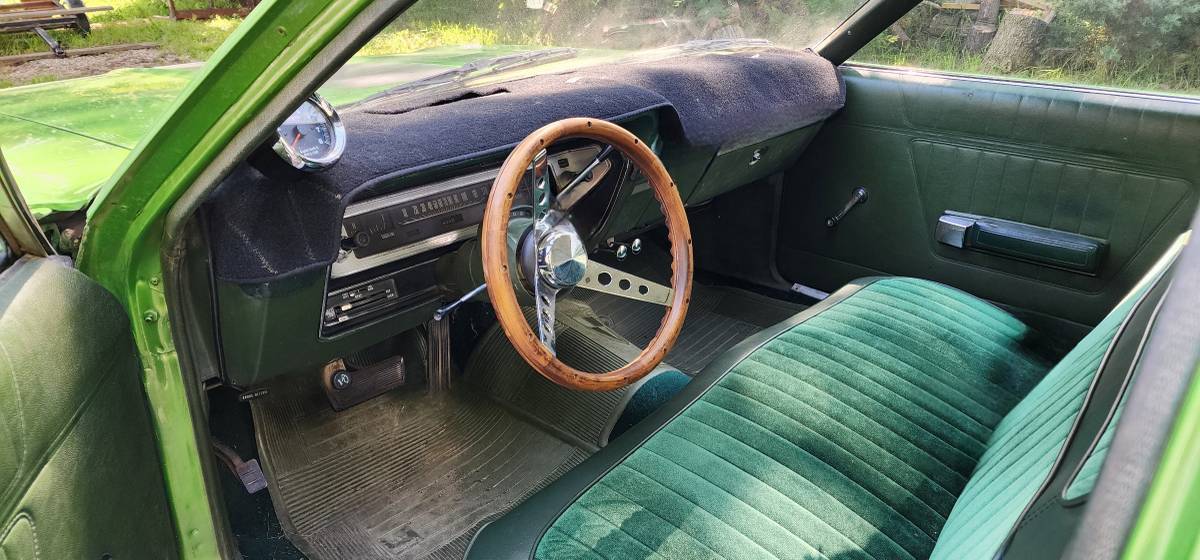 Plymouth-satellite-wagon-1972-green-5