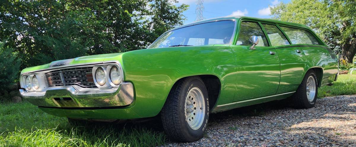 Plymouth-satellite-wagon-1972-green