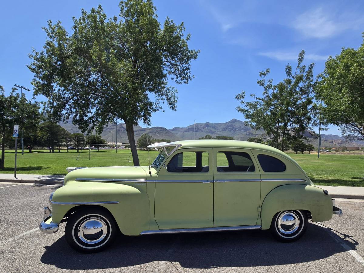 Plymouth-special-deluxe-1947-yellow