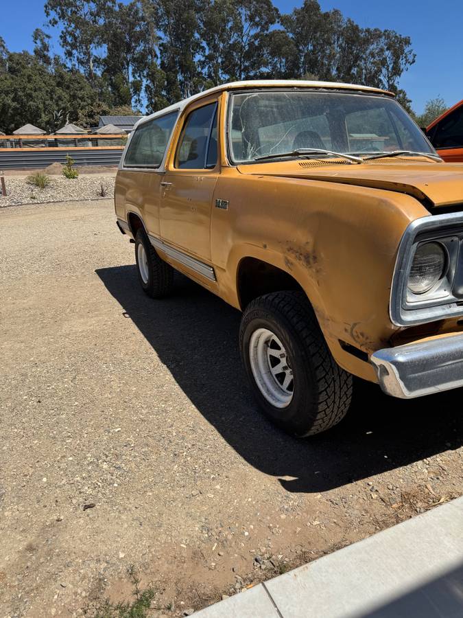 Plymouth-trailduster-1975