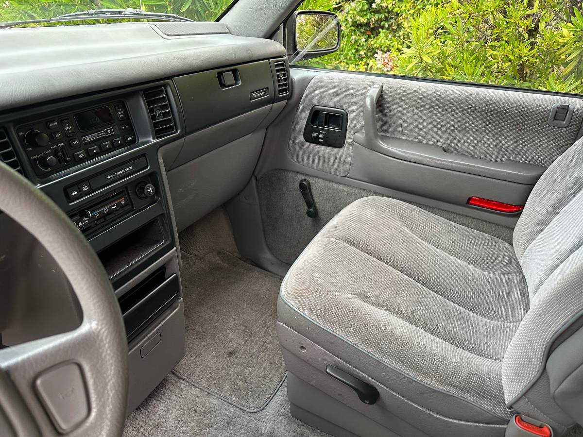 Plymouth-voyager-1993-red-13