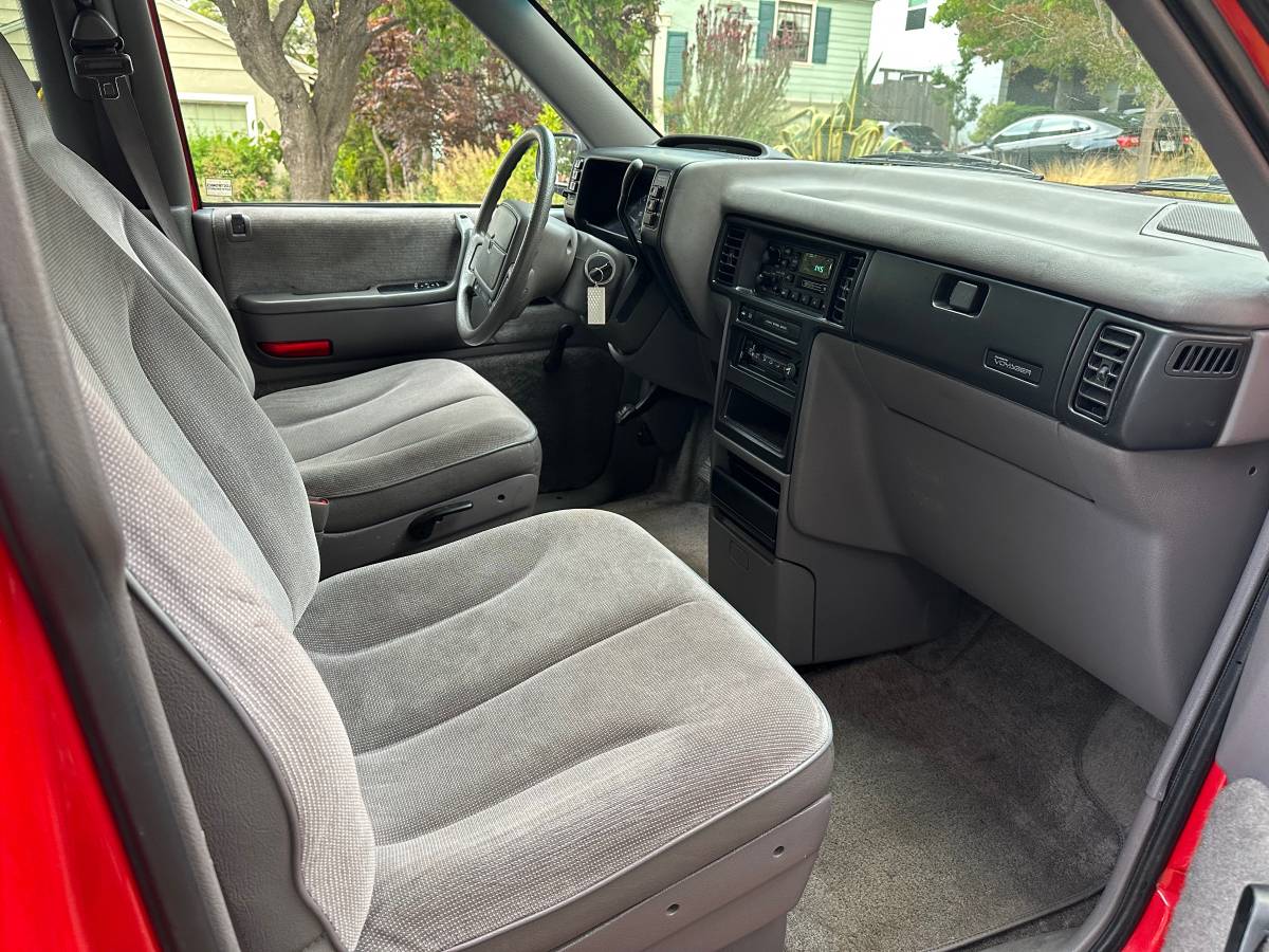 Plymouth-voyager-1993-red-2
