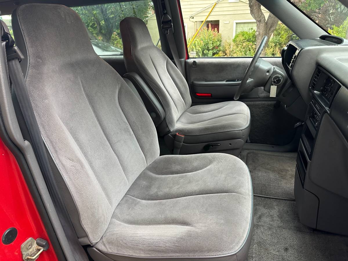 Plymouth-voyager-1993-red-21