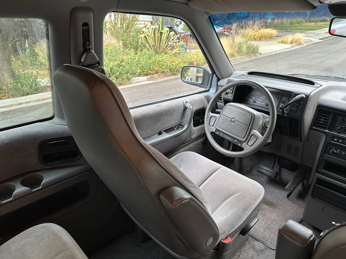 Plymouth-voyager-1993-red-4