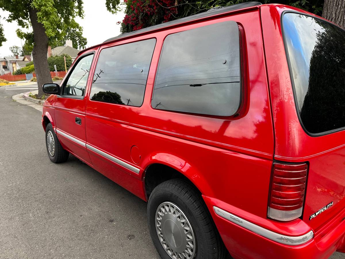 Plymouth-voyager-1993-red-7
