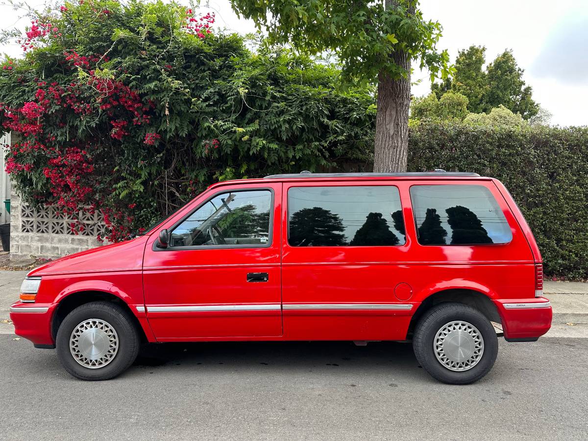 Plymouth-voyager-1993-red-8
