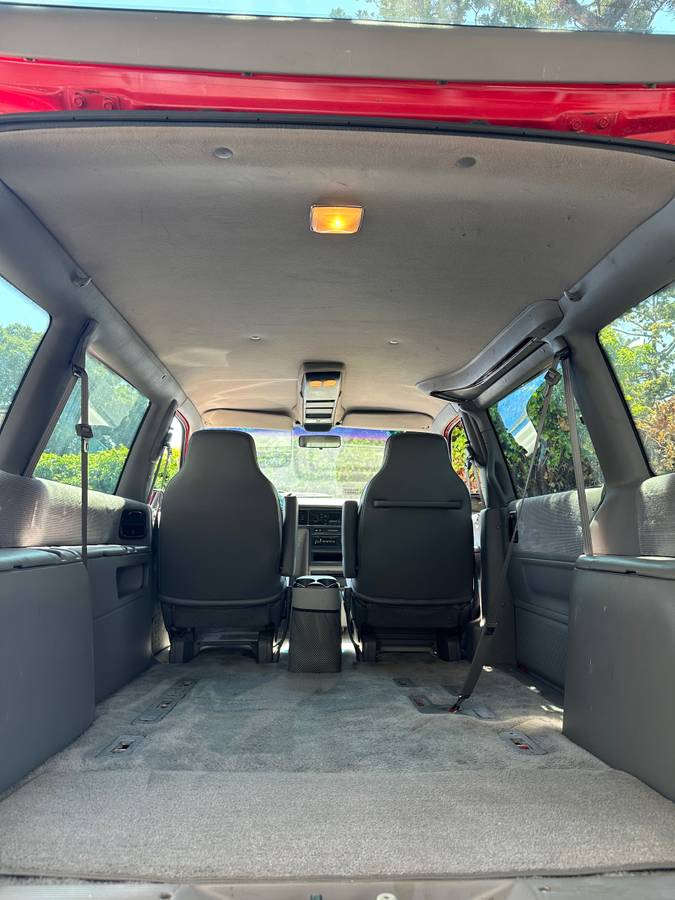 Plymouth-voyager-1993-red-9