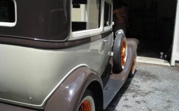 Pontiac-2-door-sedan-1932-custom-3