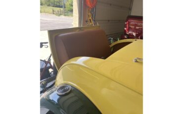 Pontiac-2-dr-coupe-1931-Yellow-green-white-Yellow-green-tan-11