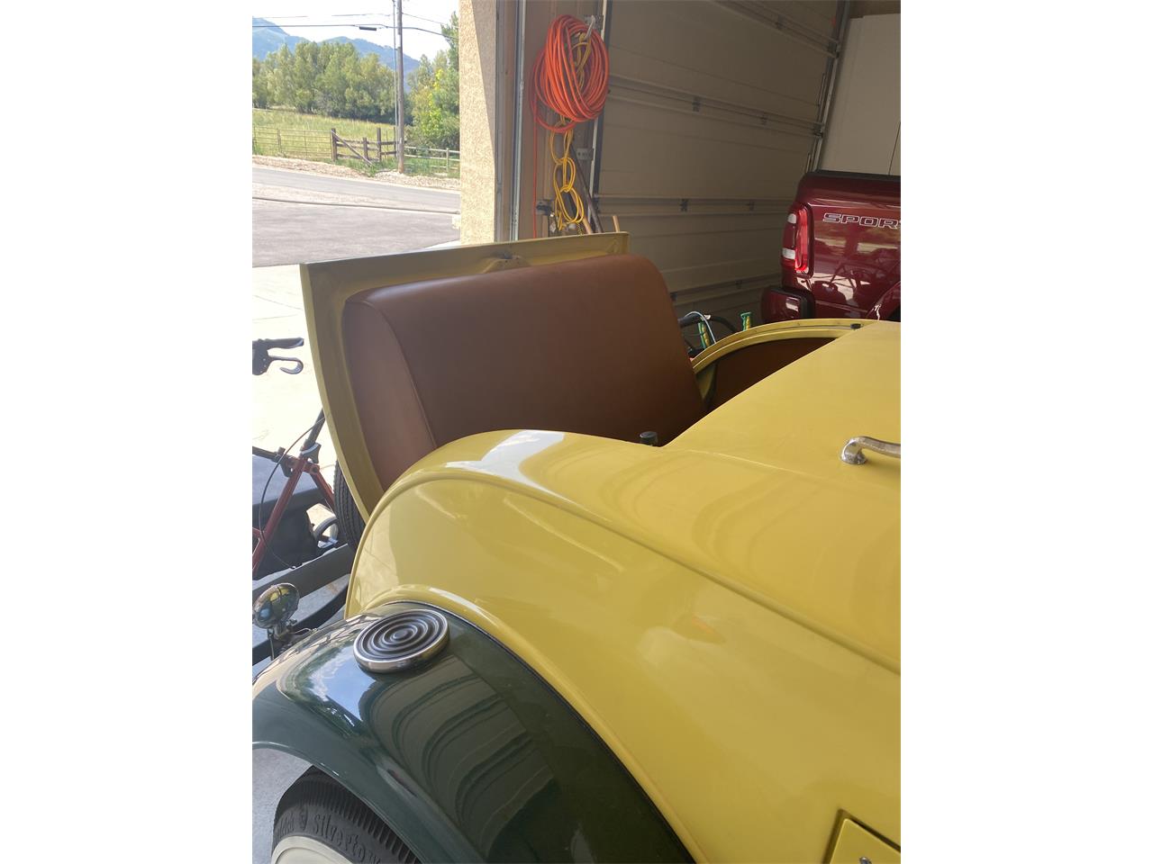 Pontiac-2-dr-coupe-1931-Yellow-green-white-Yellow-green-tan-11
