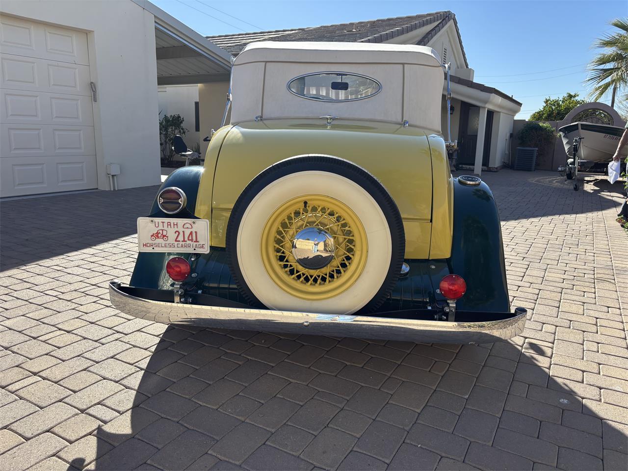 Pontiac-2-dr-coupe-1931-Yellow-green-white-Yellow-green-tan-12