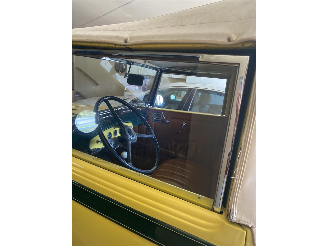 Pontiac-2-dr-coupe-1931-Yellow-green-white-Yellow-green-tan-15