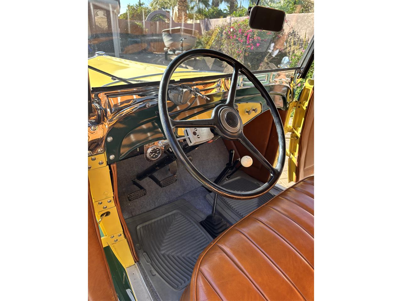 Pontiac-2-dr-coupe-1931-Yellow-green-white-Yellow-green-tan-18
