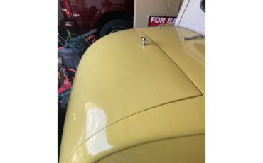 Pontiac-2-dr-coupe-1931-Yellow-green-white-Yellow-green-tan-37