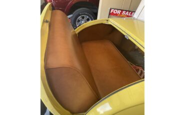 Pontiac-2-dr-coupe-1931-Yellow-green-white-Yellow-green-tan-39