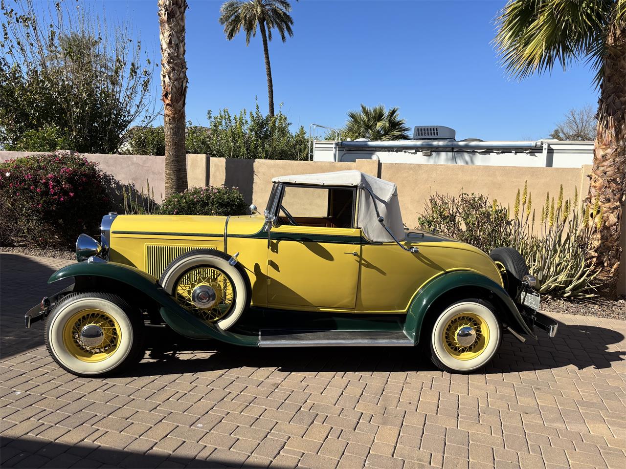 Pontiac-2-dr-coupe-1931-Yellow-green-white-Yellow-green-tan-41