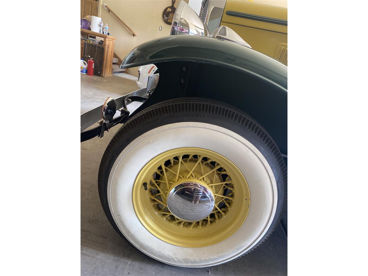 Pontiac-2-dr-coupe-1931-Yellow-green-white-Yellow-green-tan-42