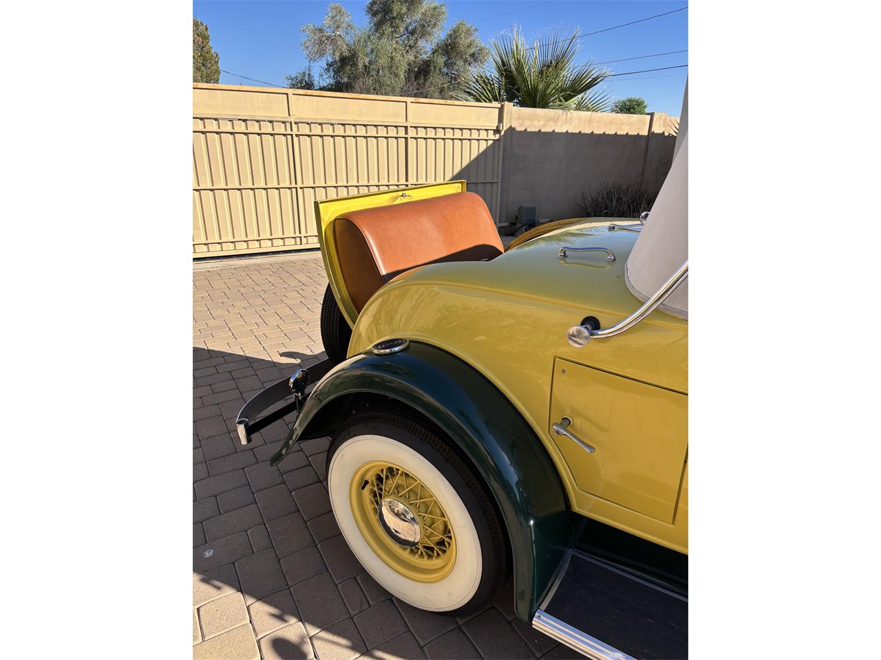 Pontiac-2-dr-coupe-1931-Yellow-green-white-Yellow-green-tan-7