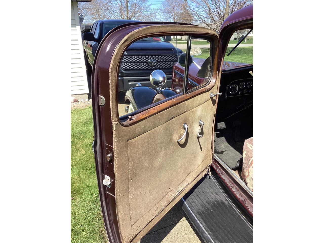 Pontiac-2-dr-coupe-1933-Maroon-Taupe-6