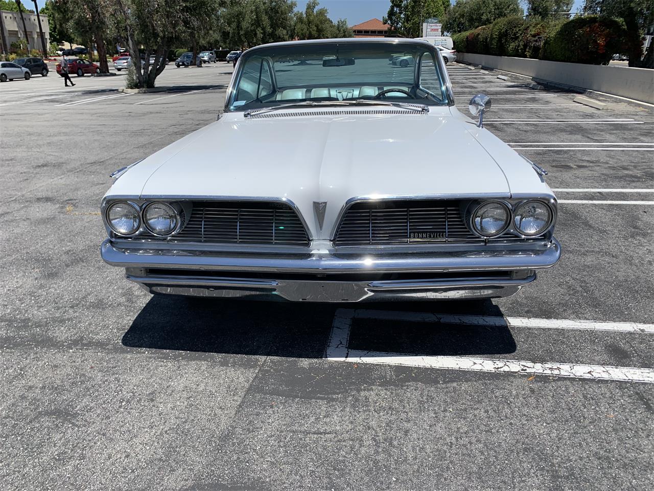 Pontiac-Bonneville-1961-White-Brown-1
