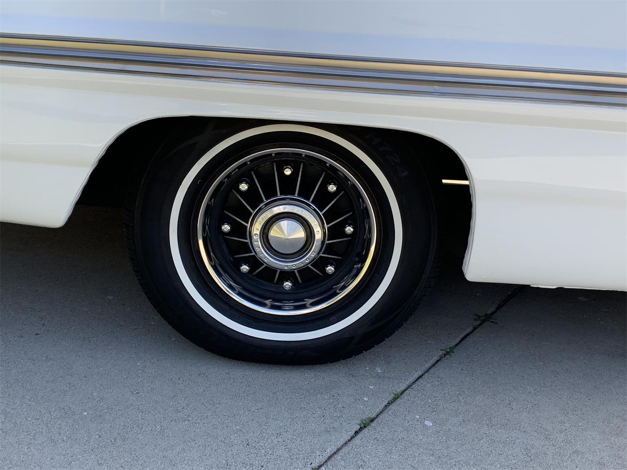 Pontiac-Bonneville-1961-White-Brown-11