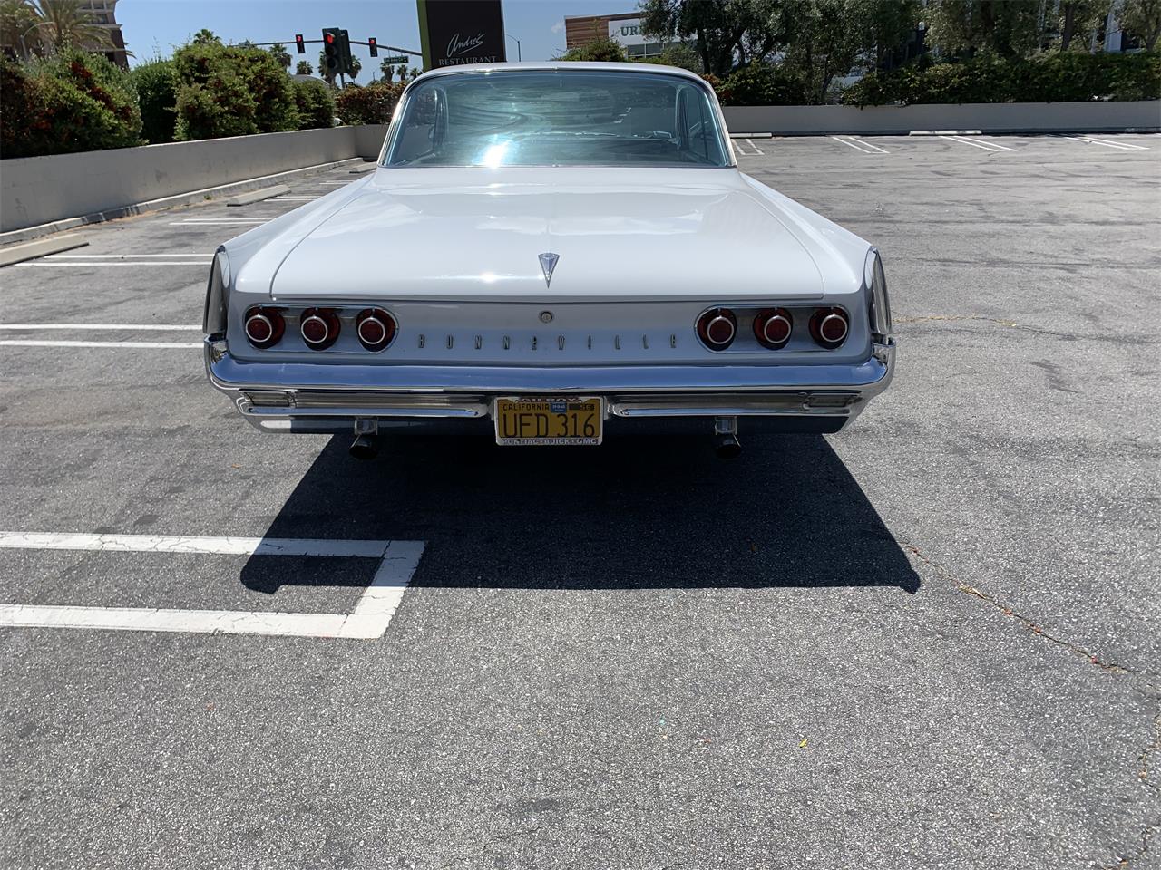 Pontiac-Bonneville-1961-White-Brown-3