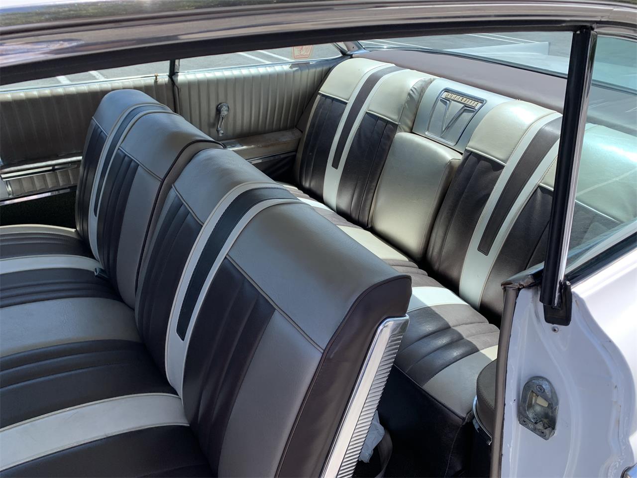 Pontiac-Bonneville-1961-White-Brown-4